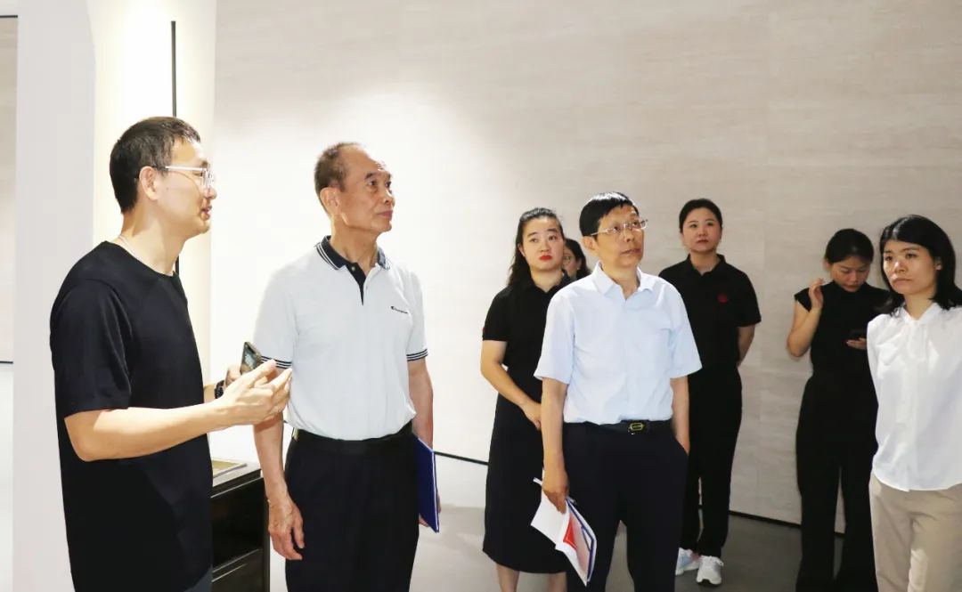 2024新銳榜專(zhuān)家評(píng)審團(tuán)蒞臨大將軍瓷磚總部考察，點(diǎn)贊品牌實(shí)力！(圖4)